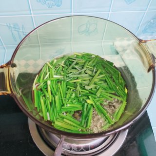 绿豆芽拌韭菜的做法步骤：3