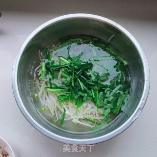 绿豆芽拌韭菜的做法步骤：4
