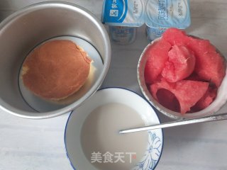 酸奶西瓜慕斯蛋糕的做法步骤：2