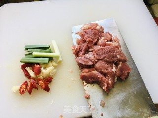 甘蓝炒肉片的做法步骤：1