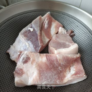 红烧回锅肉的做法步骤：1