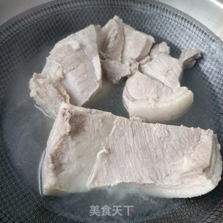 红烧回锅肉的做法步骤：2