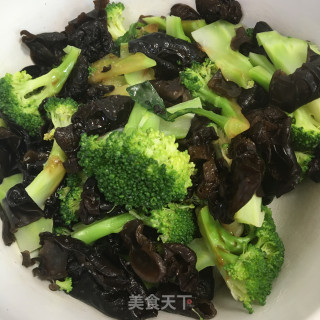 木耳拌西兰花的做法步骤：5
