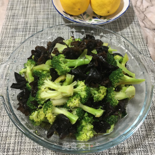 木耳拌西兰花的做法步骤：6