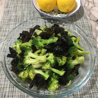 木耳拌西兰花的做法步骤：7