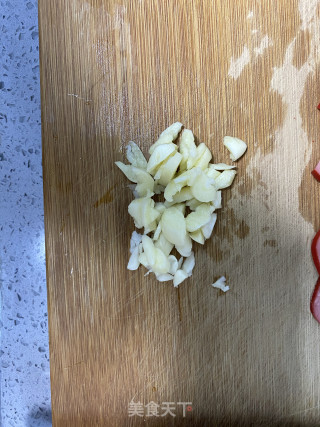 蒜香红肠荷兰豆的做法步骤：3