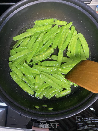 蒜香红肠荷兰豆的做法步骤：4