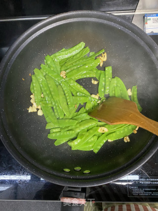 蒜香红肠荷兰豆的做法步骤：6