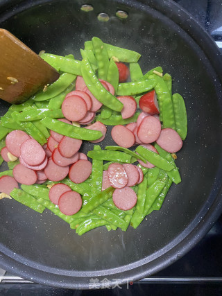 蒜香红肠荷兰豆的做法步骤：7