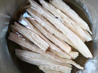 凉拌腐竹拍黄瓜的做法步骤：2
