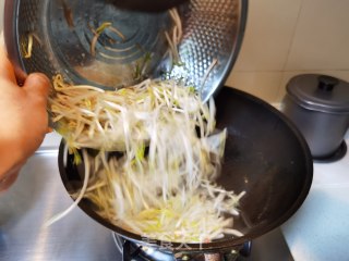 醋溜豆芽菜的做法步骤：4