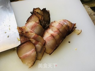 青椒炒腊肉的做法步骤：1