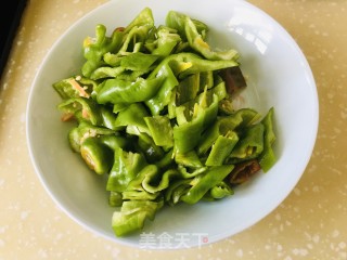 青椒炒腊肉的做法步骤：2