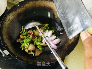 青椒炒腊肉的做法步骤：5