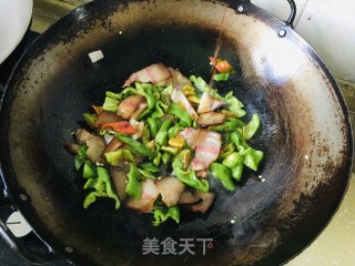 青椒炒腊肉的做法步骤：7