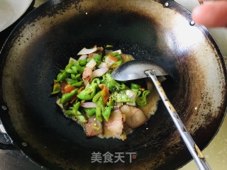 青椒炒腊肉的做法步骤：8
