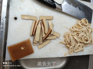 千张拌鸡蛋干的做法步骤：2