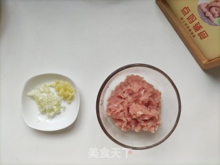 适合宝宝吃的鲜肉虾仁小馄饨，调馅、做皮、包制、保存的做法步骤：2