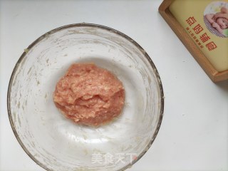 适合宝宝吃的鲜肉虾仁小馄饨，调馅、做皮、包制、保存的做法步骤：4