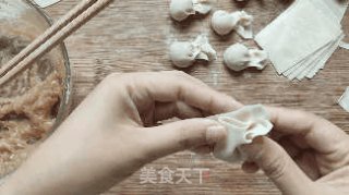 适合宝宝吃的鲜肉虾仁小馄饨，调馅、做皮、包制、保存的做法步骤：13