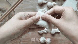 适合宝宝吃的鲜肉虾仁小馄饨，调馅、做皮、包制、保存的做法步骤：14