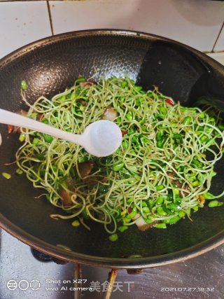 五花肉炒黑豆芽的做法步骤：6