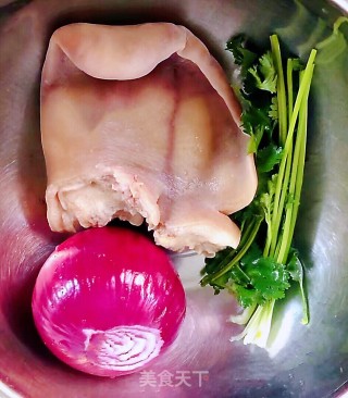 #凉拌菜#圆葱拌猪耳的做法步骤：1