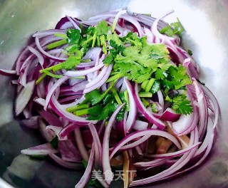 #凉拌菜#圆葱拌猪耳的做法步骤：4