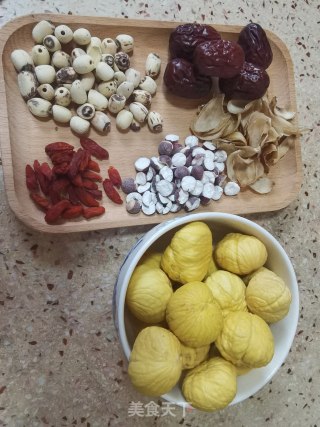 乌鸡板栗汤的做法步骤：1