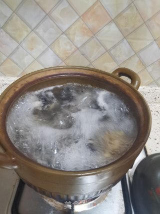 乌鸡板栗汤的做法步骤：10