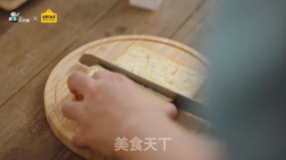 牛油果鲜虾蛋包早餐三明治的做法步骤：1