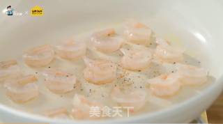 牛油果鲜虾蛋包早餐三明治的做法步骤：2
