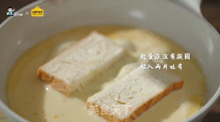 牛油果鲜虾蛋包早餐三明治的做法步骤：5