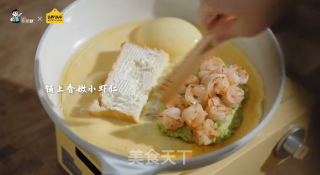 牛油果鲜虾蛋包早餐三明治的做法步骤：7