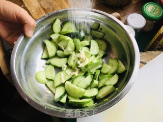 凉拌旱黄瓜的做法步骤：2