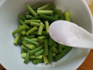 蒜苗炒腊肉的做法步骤：1