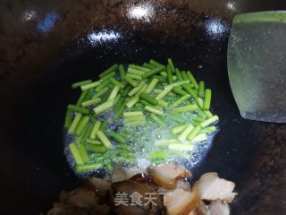 蒜苗炒腊肉的做法步骤：3