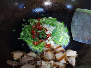 蒜苗炒腊肉的做法步骤：4