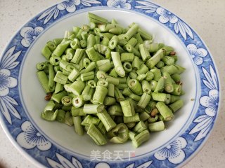 豇豆炒腊肠的做法步骤：3