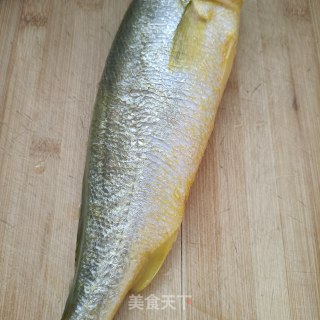 盐焗黄花鱼的做法步骤：1