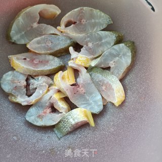 盐焗黄花鱼的做法步骤：3