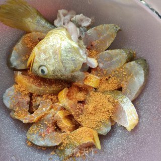 盐焗黄花鱼的做法步骤：6