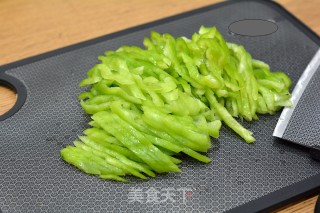 肉丝炒辣椒的做法步骤：2