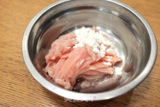 肉丝炒辣椒的做法步骤：4