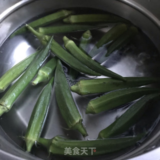 青芥辣酱蘸秋葵的做法步骤：3