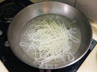 麻辣米线的做法步骤：1