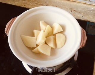 鸭肉炖土豆的做法步骤：1