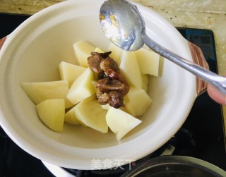 鸭肉炖土豆的做法步骤：2