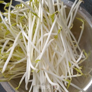 “鸡蛋”蛋皮拌绿豆芽的做法步骤：1