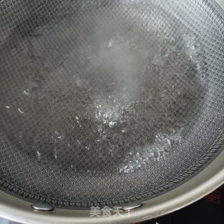 “鸡蛋”蛋皮拌绿豆芽的做法步骤：2